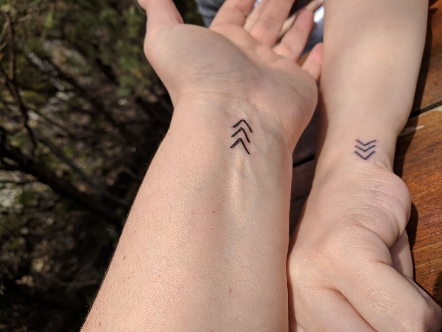 Karine et son amie portent fièrement un tatouage pour soutenir la cause de la trisomie 21 